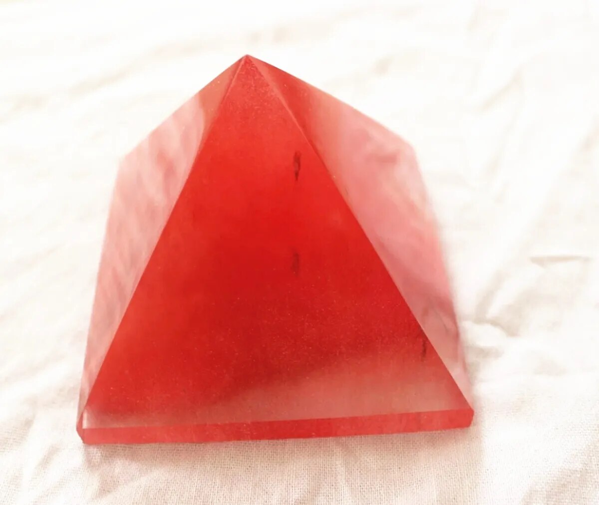 Pyramide en Quartz Rouge Énergie, Reiki, Médiation & Décoration