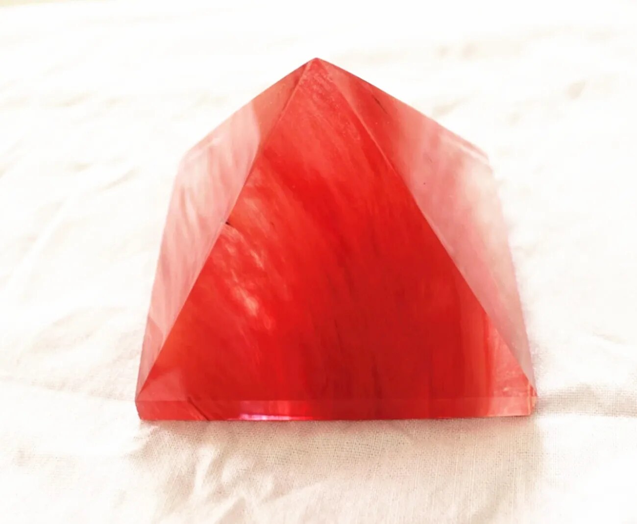 Pyramide en Quartz Rouge