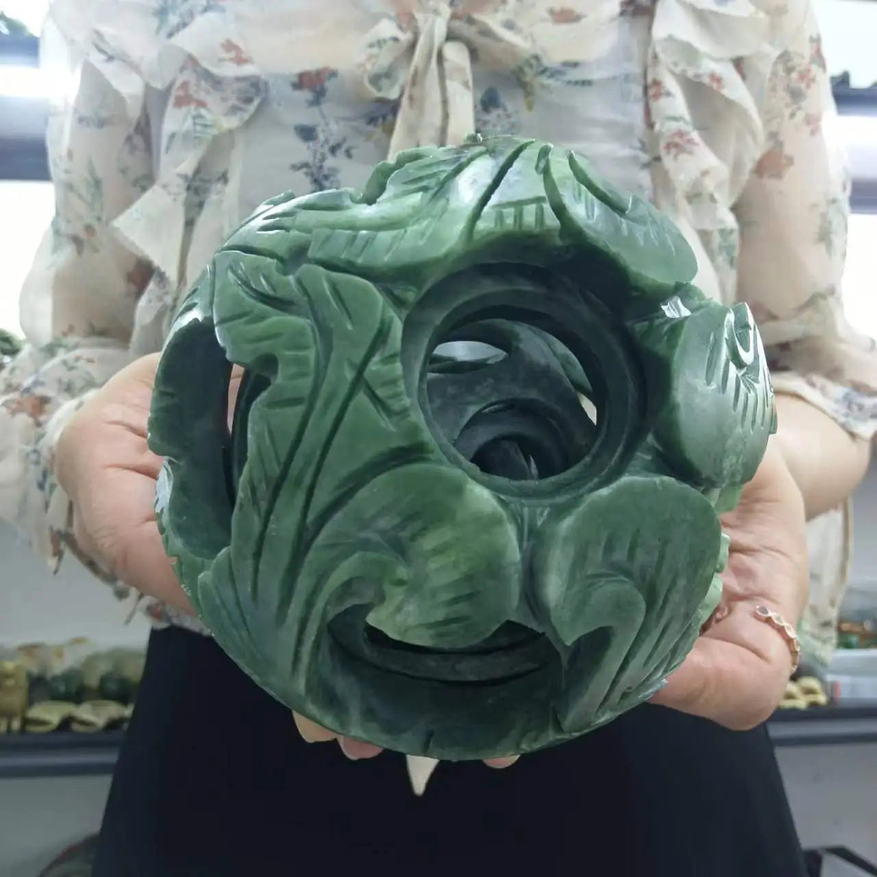Boule de Canton Sculptée en Jade Vert Énergie Positive & Feng Shui